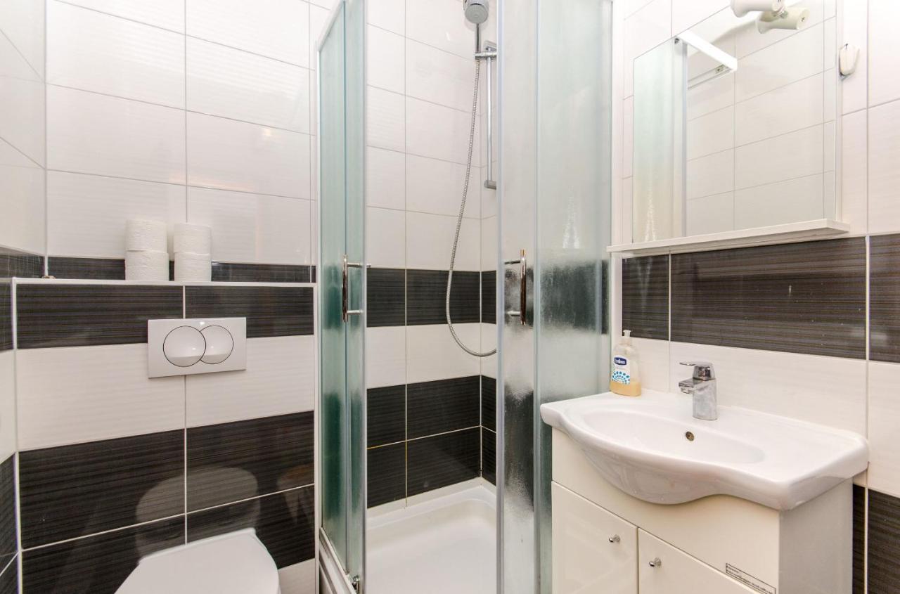 Apartments Drazen Stomorska Ngoại thất bức ảnh
